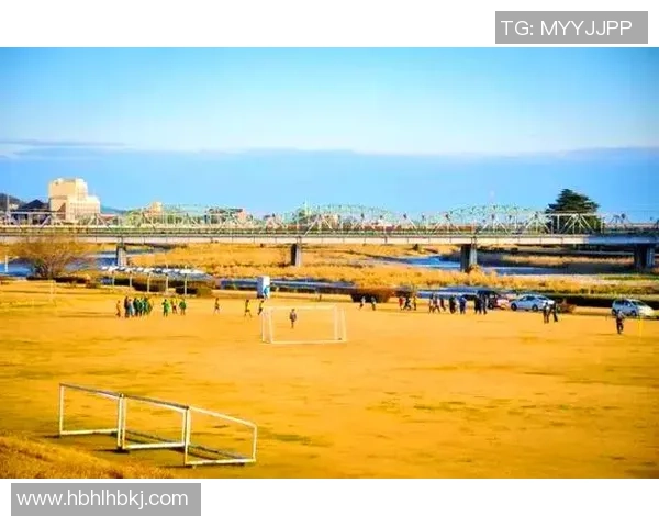 香港足球明星在贵州街头畅游体验当地文化与美食之旅